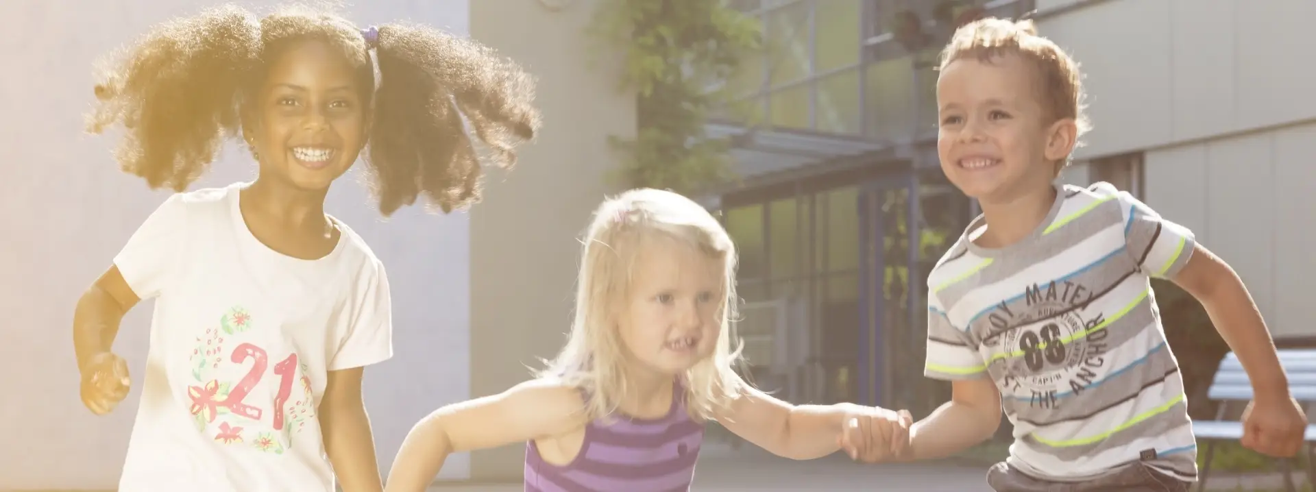 Kinder halten sich an der Hand und spielen