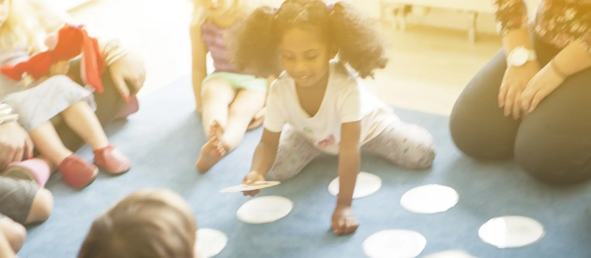 Kinder spielen am Boden